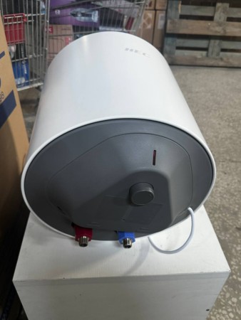 водонагреватель hec es 30v-he1, точечные вмятины на корпусе, царапины, нет упаковки, нет клапана