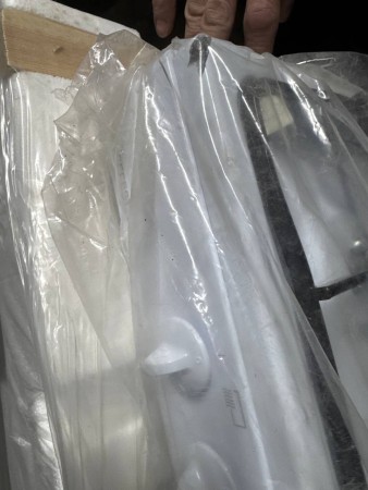 настольная газовая плита gefest 900 белый, содрана краска на 2-х углах