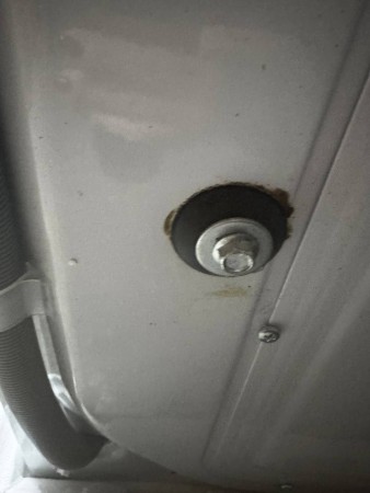 стиральная машина atlant 60у810 ,загрязнения возле транспортировочных болтов, потертости, вмятина